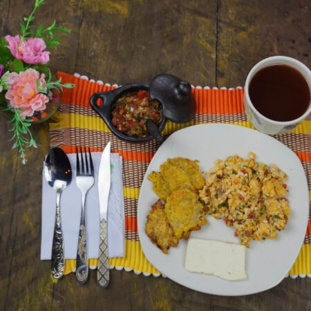Desayuno huevos pericos ,plátano con queso x 2 fruta y chocolate