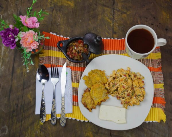 Desayuno huevos pericos ,plátano con queso x 2 fruta y chocolate